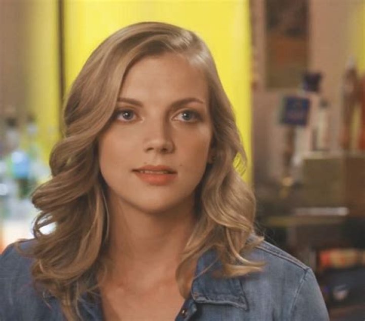 Discover The Identity Of The Noted Actress In SAM Consumer Cellular Commercials